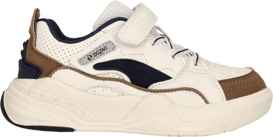 Zijaanzicht van een witte sneaker met bruine en donkerblauwe accenten. Veters en klittenbandsluiting.