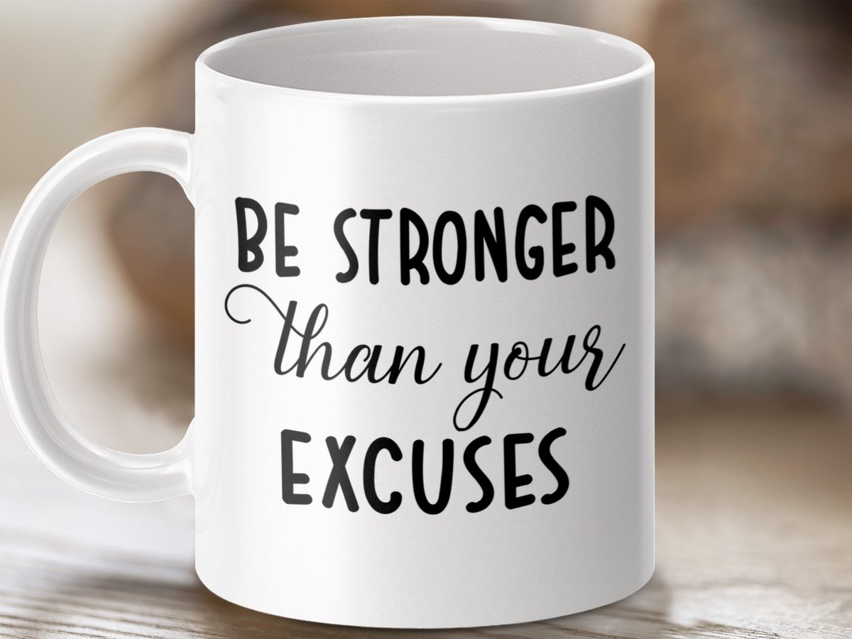 motiverende mok, inspirerende gift, positiviteits mok, citaat mok, motivatie cadeau, cadeau voor haar, cadeau voor hem, sterker dan excuses, aanmoedigings mok, inspiratie cadeau, positieve vibraties, dagelijkse motivatie, doelgerichte mok