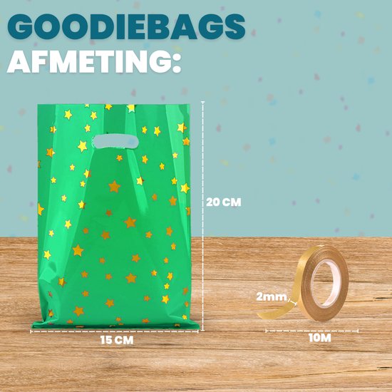 Groene uitdeelzakje van 15x20cm met gouden sterren en een handvat.