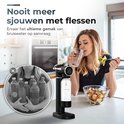 Vrouw drinkt bruiswater naast een zwarte LunaVida Callisto soda maker. Links een afbeelding van flessen.