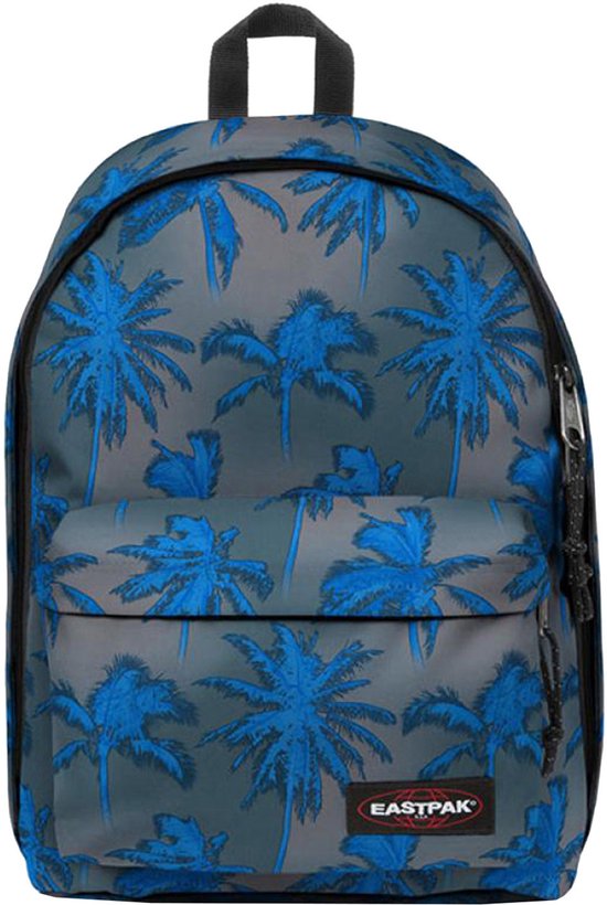 Eastpak rugzak met blauwe palmboomprint op grijze achtergrond.