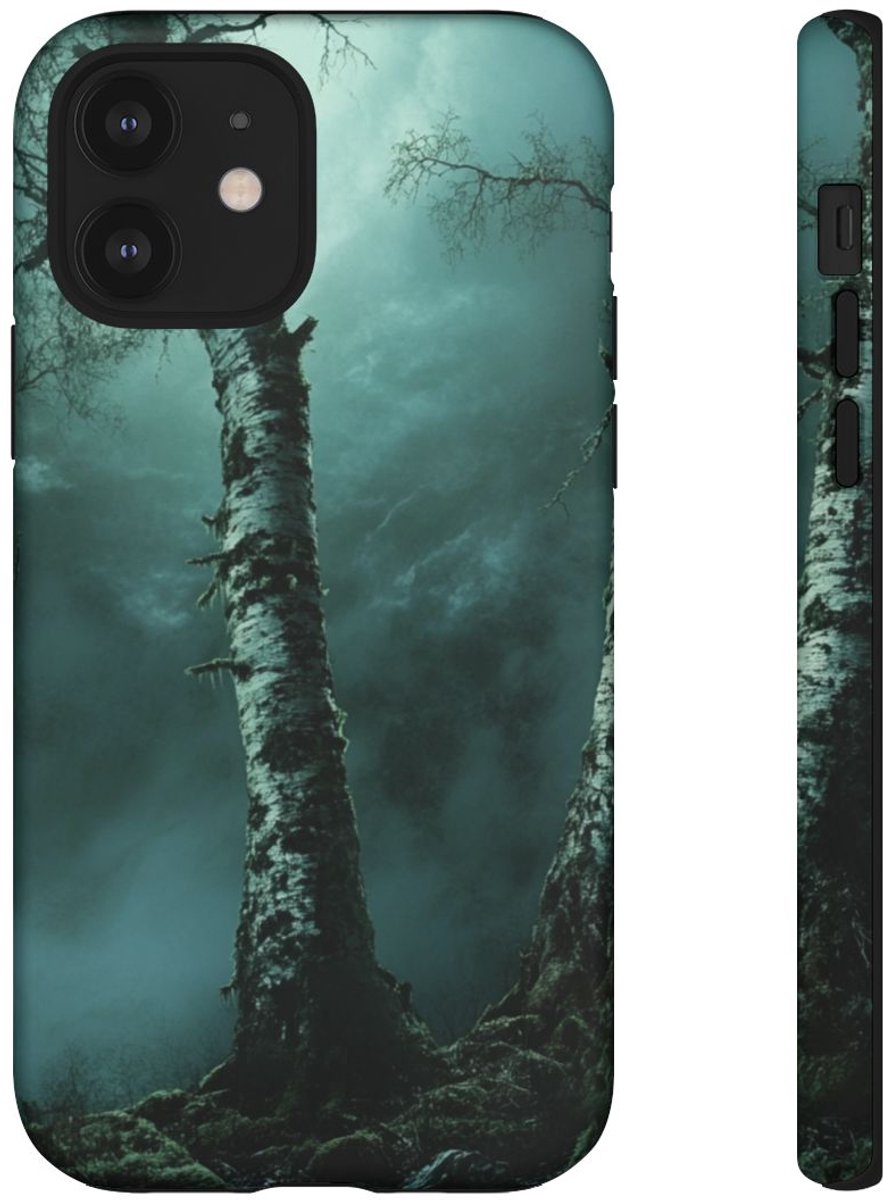 Donkere Berkenbomen in Onheilspellend Bos – Telefoonhoesje Geschikt voor iPhone 12