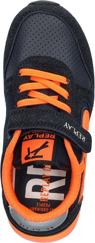 Bovenaanzicht van donkerblauwe sneaker met oranje veters en voering. 'Replay'-logo op de tong.