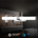 Verlichte chromen wandlamp met neutraal wit licht en IP44-spatwaterdichte certificering.