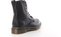 Arrière d'une botte à lacets Dr. Martens noire en cuir avec surpiqûres jaunes.