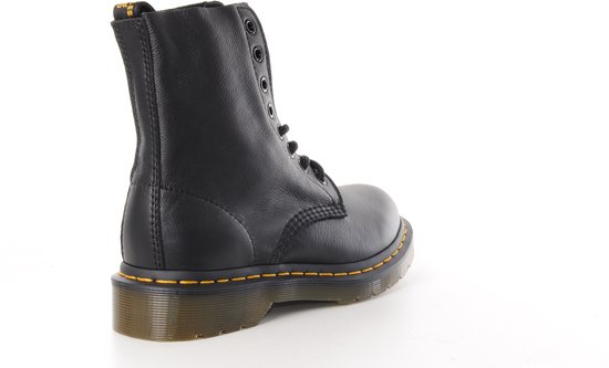 Arrière d'une botte à lacets Dr. Martens noire en cuir avec surpiqûres jaunes.