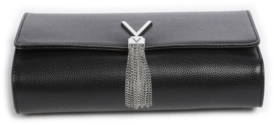 Zwarte clutch met zilverkleurig V-logo en franjes.