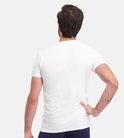 Man met baard, achterkant van een wit T-shirt met ronde hals.
