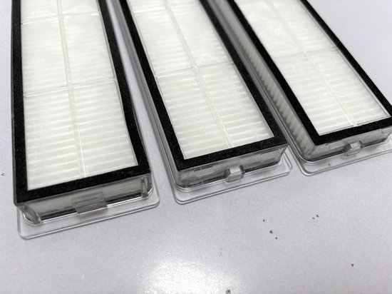 Drie witte filters met zwarte randen, op een witte ondergrond.