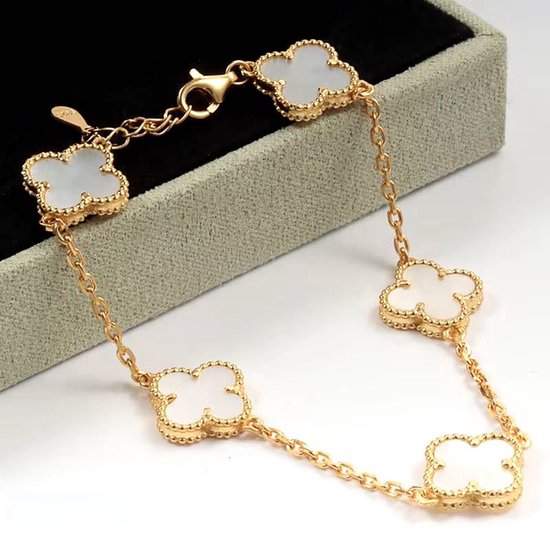 Bracelet chaîne doré avec cinq breloques trèfle blanc.