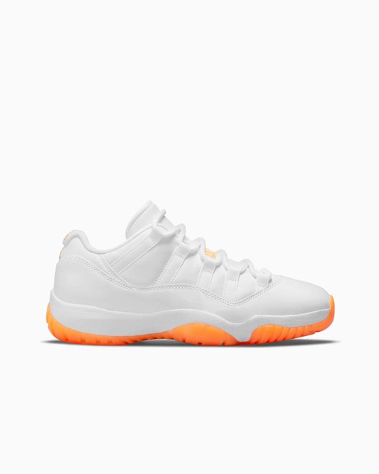 Witte Nike Air Jordan 11 Retro lage sneaker met oranje buitenzool en veters.