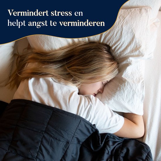 Meisje slaapt vredig onder een donkergrijs dekbed. Tekst: 'Vermindert stress en helpt angst te verminderen'.