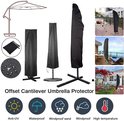 Zwarte hoezen voor zweefparasols en staande parasols, met icoontjes voor anti-UV, waterdicht, winddicht en hoge temperatuur.