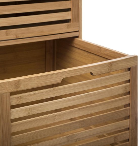 Houten ladekast van bamboe, detail van een open lade met handvat.