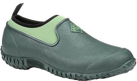 Donkergroene, slip-on tuinschoen met lichtgroene boord en zwarte lus aan de hiel. Muck-logo op de zijkant.