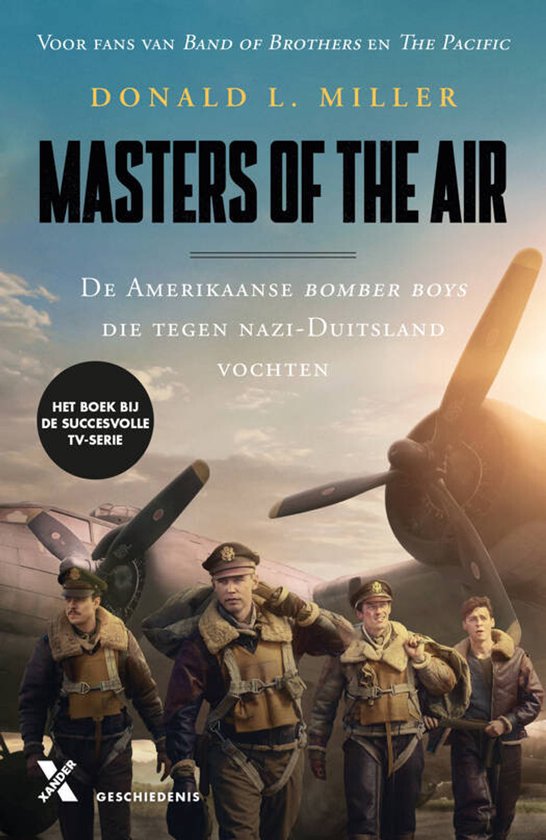 Boek "Masters of the Air" met Donald L. Miller, over Amerikaanse bommenwerpers die vochten tegen Nazi-Duitsland. Toont vier mannen in uniform voor een vliegtuig.