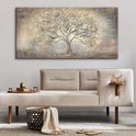 Een groot, handgeschilderd schilderij van een gouden boom hangt boven een beige bank in een modern interieur.