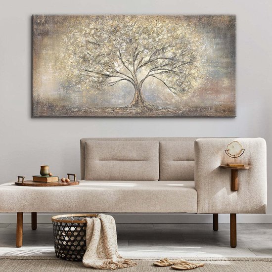Een groot, handgeschilderd schilderij van een gouden boom hangt boven een beige bank in een modern interieur.