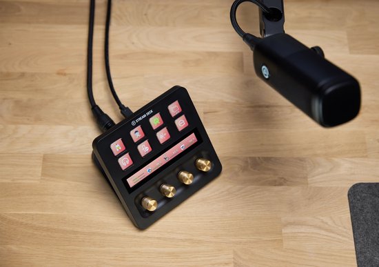 Zwarte Stream Deck+ met gouden draaiknoppen en een scherm dat instellingen toont.