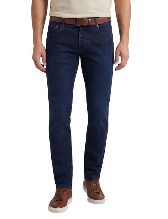Donkerblauwe jeans, gedragen door een man van voren. Met bruine leren riem.