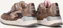 Achterkant van bruine meisjes sneakers met "NEW RUNNER" opdruk.
