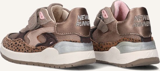 Achterkant van bruine meisjes sneakers met "NEW RUNNER" opdruk.