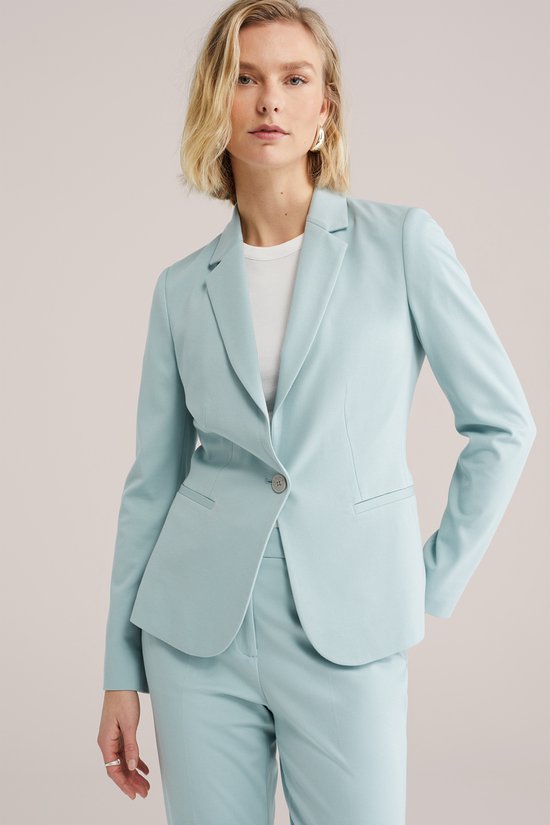 Lichtblauwe getailleerde blazer met één knoop en klepzakken, gedragen door een vrouw met een witte top.