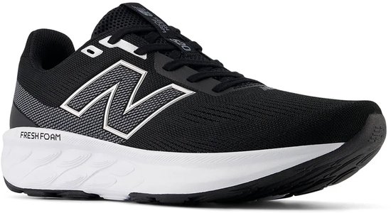 Zwarte New Balance sportschoen met zilveren N-logo, witte zool en 'Fresh Foam' opdruk.