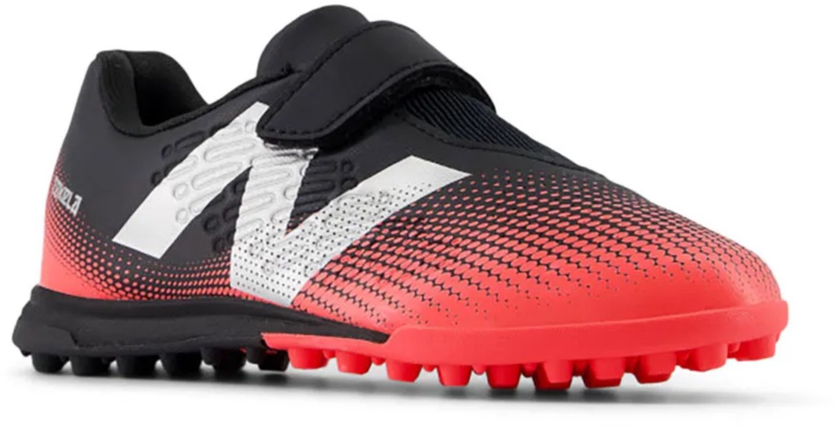 Zwarte New Balance Tekela Magique Hook & Loop voetbalschoenen met gestructureerde bovenlaag en opvallende rode details.