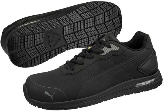 Zwarte PUMA werkschoenen, met de zool zichtbaar, die de antislip textuur toont.