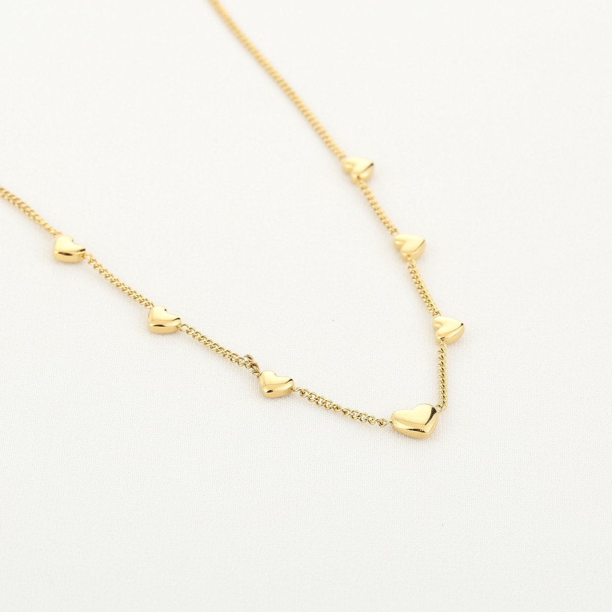 Minimalistische ketting hartjes - Michelle Bijoux - Gouden ketting - Dames ketting - Stainless Steel - Nikkel vrij - 40 + 5 cm - Kerst sieraden - Kerst cadeau - Sinterklaas - Moederdag - Valentijn - Cadeau voor dames