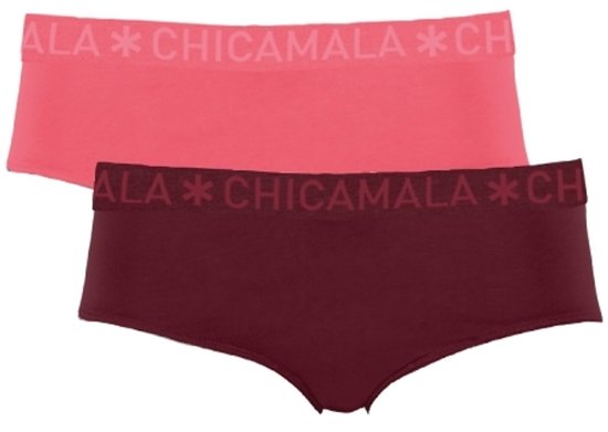 Twee meisjesbroekjes, één in roze en één in bordeauxrood, met de merknaam Chicamala op de elastische band.