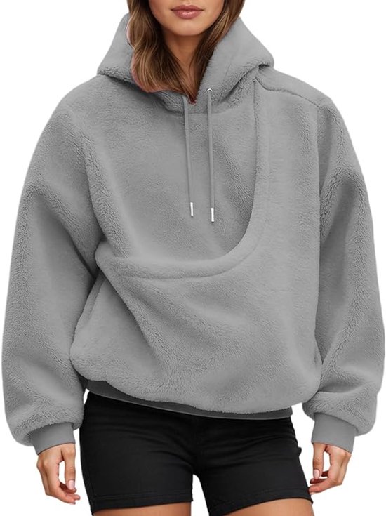Grijze oversized fleece hoodie met een uniek schuin voorvak en capuchon.