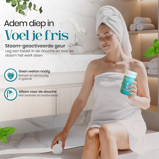 Vrouw met handdoek en turban geniet in de badkamer met een douche steamer en een flesje 'ClearMind Refresher'.