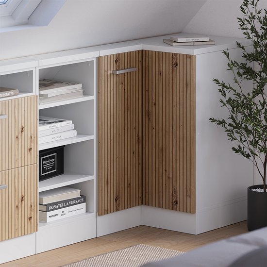 Detail van een witte hoekkast met een verticale houten deuren en zilveren handvat.