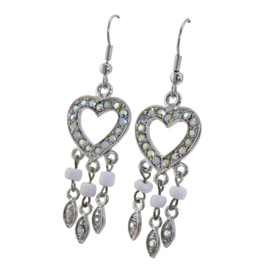 Zilverkleurige oorhangers met hartvormige hangers, versierd met strass steentjes en witte parels.