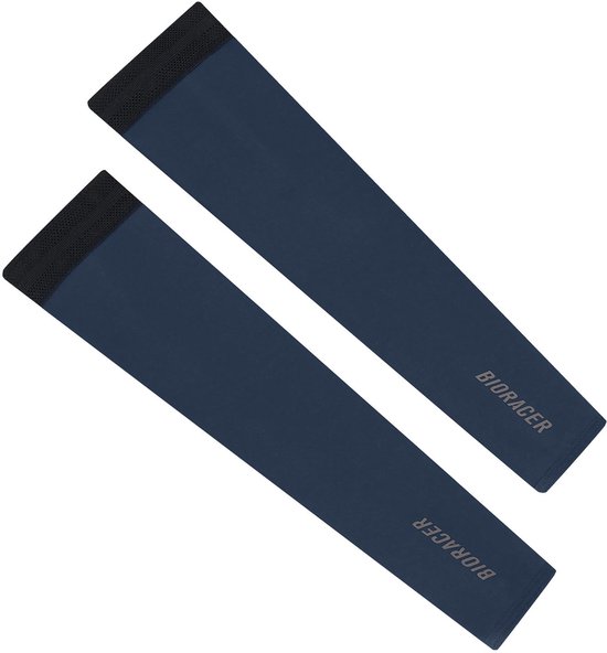 Twee donkerblauwe Bioracer beenwarmers, platliggend, met zwarte boord bovenaan en logo.