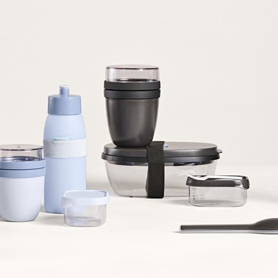 Ensemble de boîtes à lunch, bouteilles d'eau et récipients de rangement Mepal bleus, noirs et transparents.