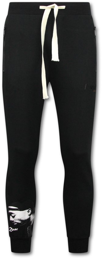 Zwarte joggingbroek met een print van Tupac op de linker pijp.