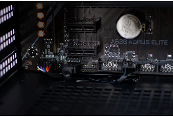 Moederbord met 'A520 AORUS ELITE' print, PCIe slots, en aansluitingen voor kabels.