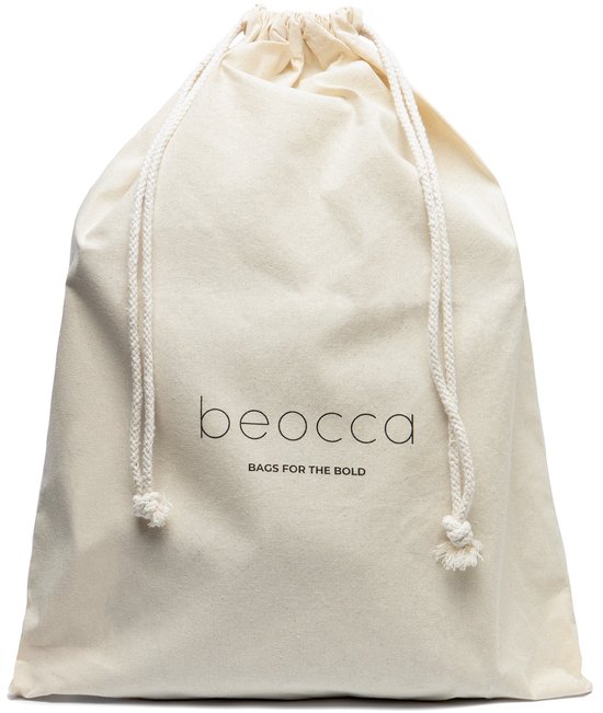 Crèmekleurige katoenen stofzak met trekkoorden en "beocca BAGS FOR THE BOLD" opdruk.