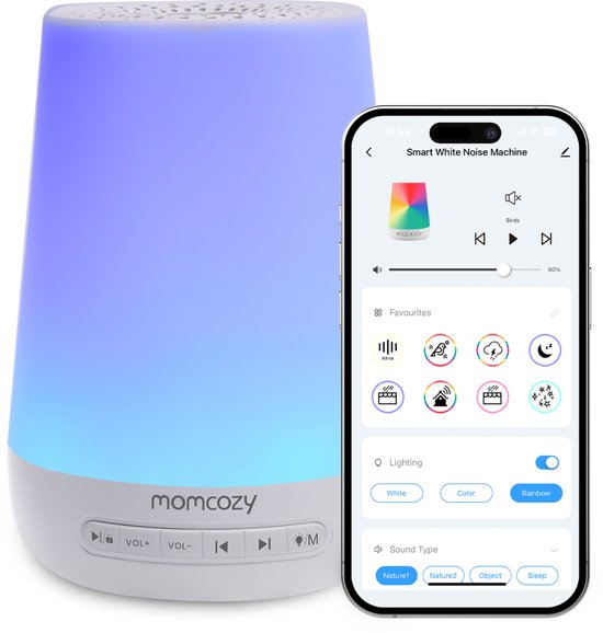 Een witte geluidsmachine met paarse en blauwe gloed, naast een smartphone met de app.