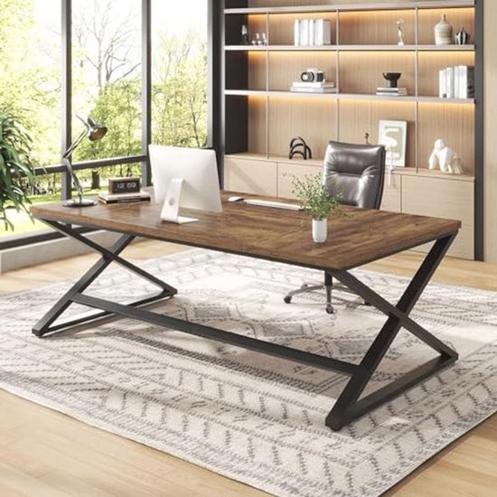 Foto: Extra lange rustieke computerbureau met ruime werkruimte voor thuiswerk en studie