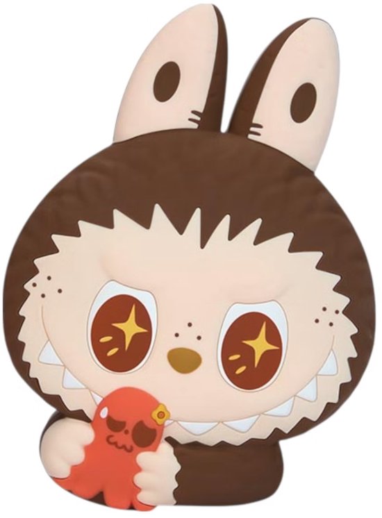 Bruine Labubu monsterfiguur met grote ogen, tanden en een oranje figuurtje in zijn hand.