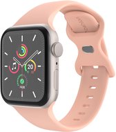 Roze siliconen smartwatch bandje van imoshion, aan een zilverkleurige smartwatch bevestigd.