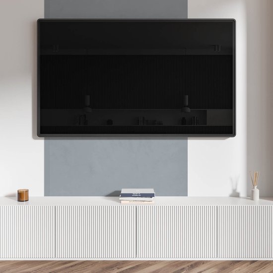 Een moderne woonkamer met een wandmontage tv boven een witte kast.