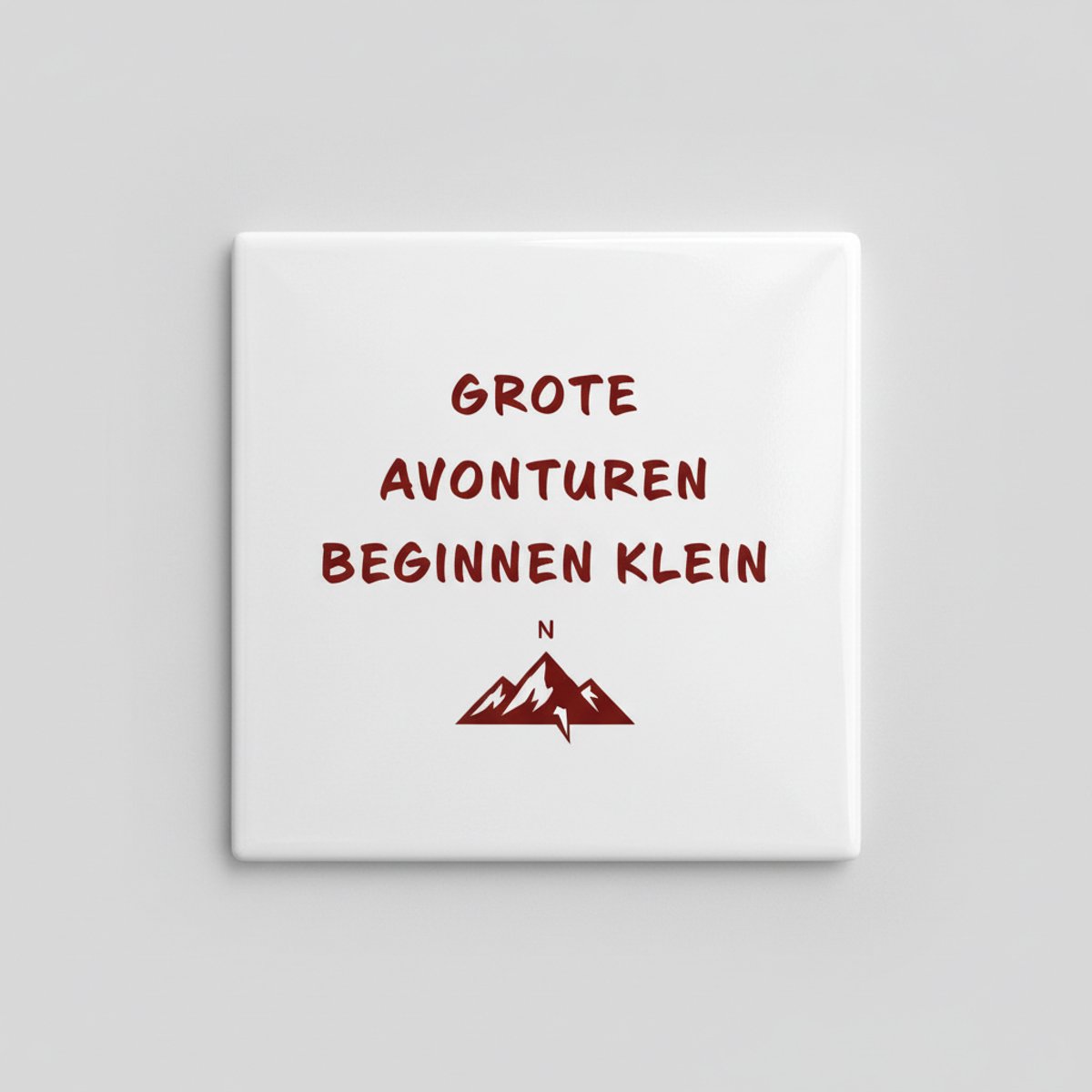 “Grote Avonturen Beginnen Klein” Keramische Tegel met Bergenicoon – Inspirerende Quote Wan