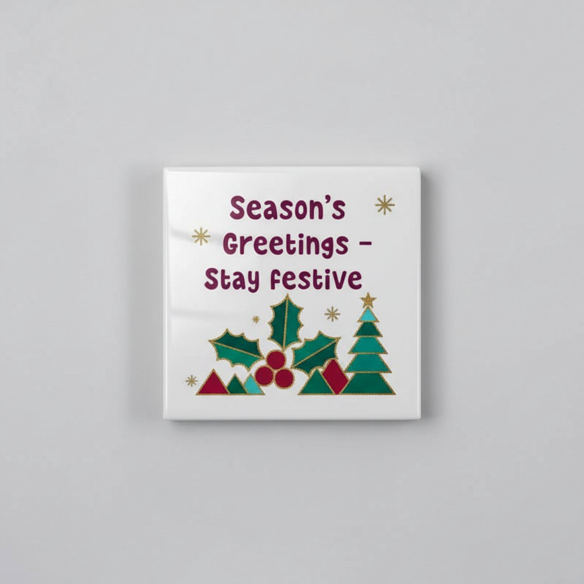 Nevolis “Season’s Greetings – Stay Festive” Kerst Keramische Tegel – 15×15 cm Feestdagen Decoratie & Cadeau Multi Color