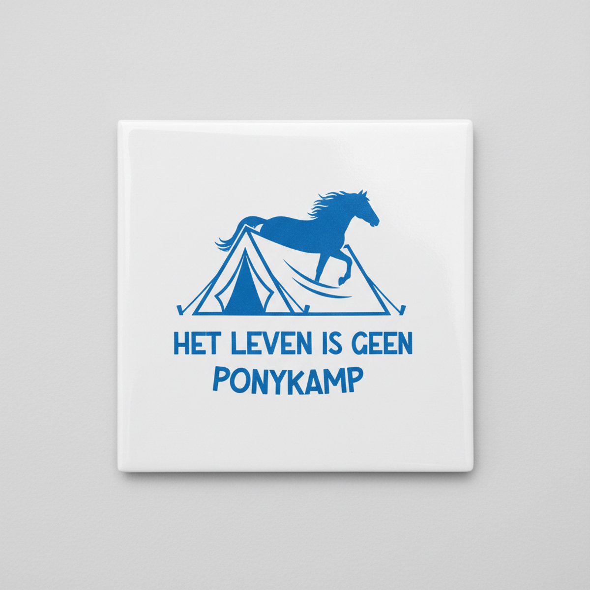 Grappige Paarden Tegel 15×15 cm – “Het Leven Is Geen Ponykamp” – Humoristische Keramische