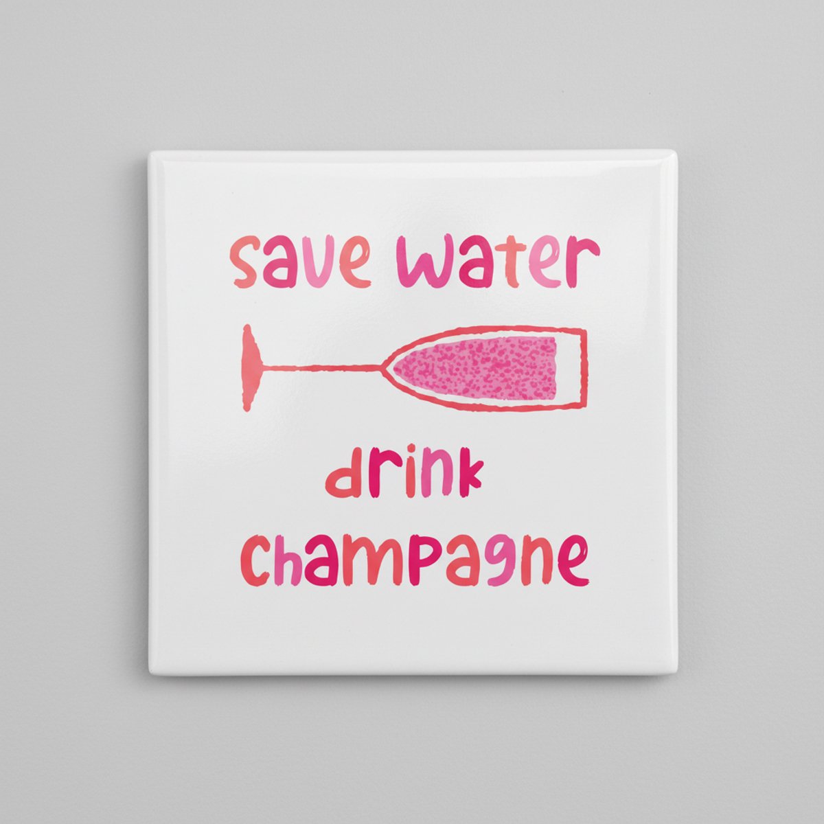 Grappige Quote Keramische Tegel “Save Water Drink Champagne” – Roze Wijnglas Wanddecoratie